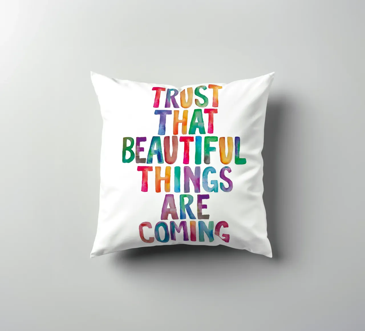 Fiducia che le cose belle stanno arrivando Tipografia arcobaleno cuscino da THE MOTIVATED TYPE