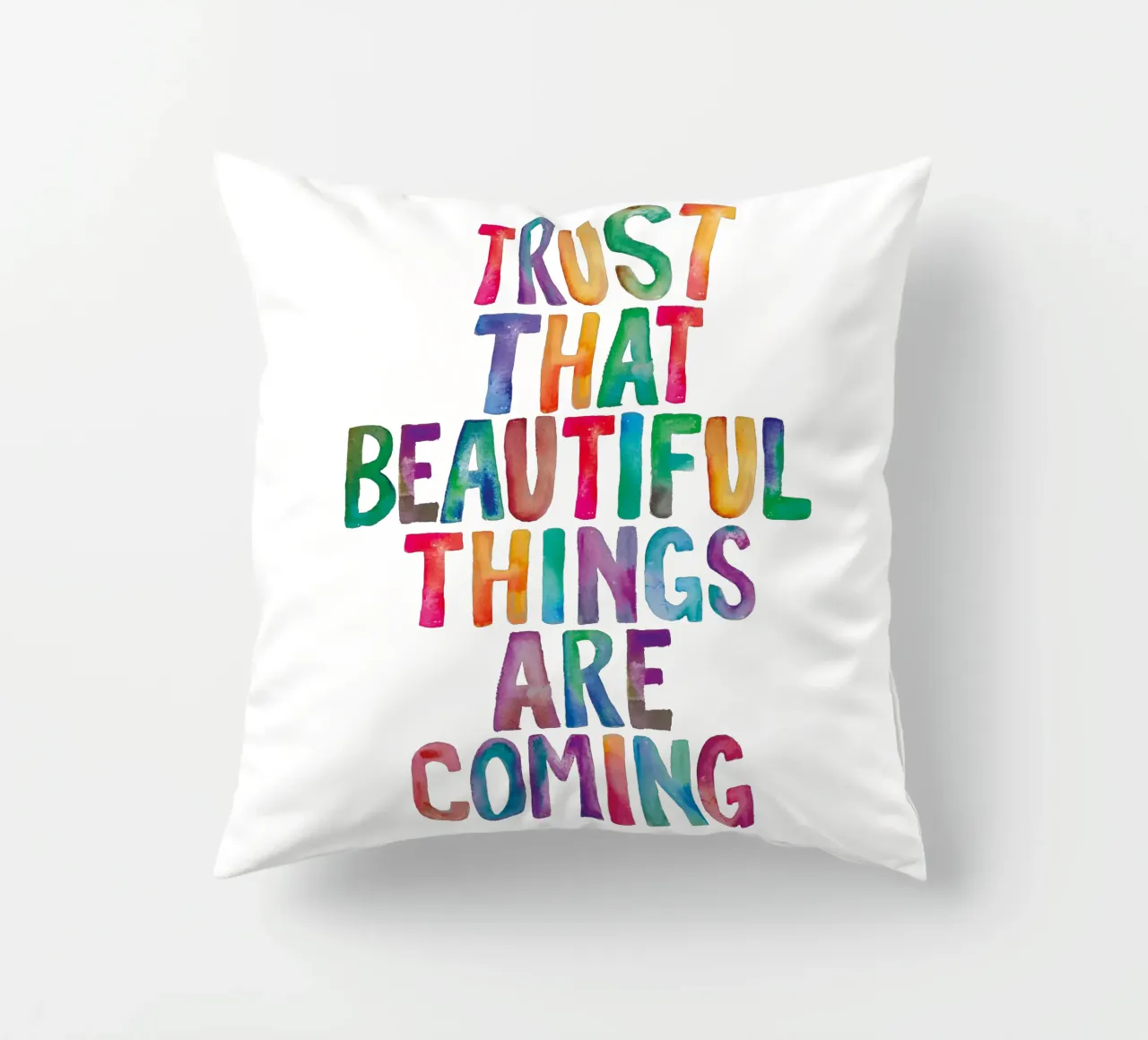 Fiducia che le cose belle stanno arrivando Tipografia arcobaleno cuscino da THE MOTIVATED TYPE