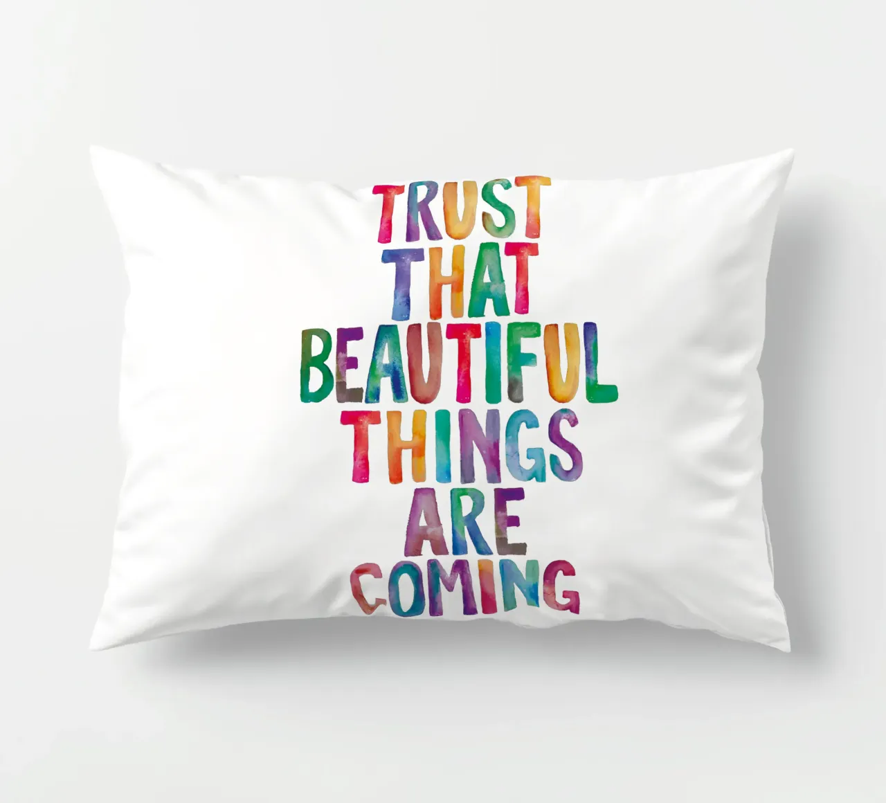 Fiducia che le cose belle stanno arrivando Tipografia arcobaleno cuscino da THE MOTIVATED TYPE