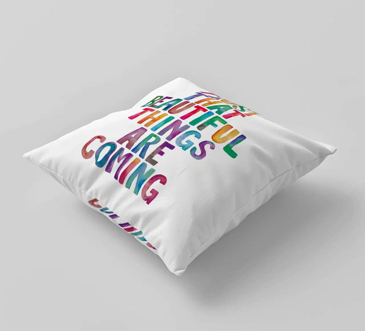 Fiducia che le cose belle stanno arrivando Tipografia arcobaleno cuscino da THE MOTIVATED TYPE
