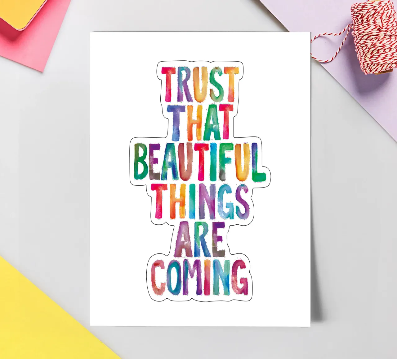 Fiducia che le cose belle stanno arrivando Tipografia arcobaleno foglio adesivo da THE MOTIVATED TYPE