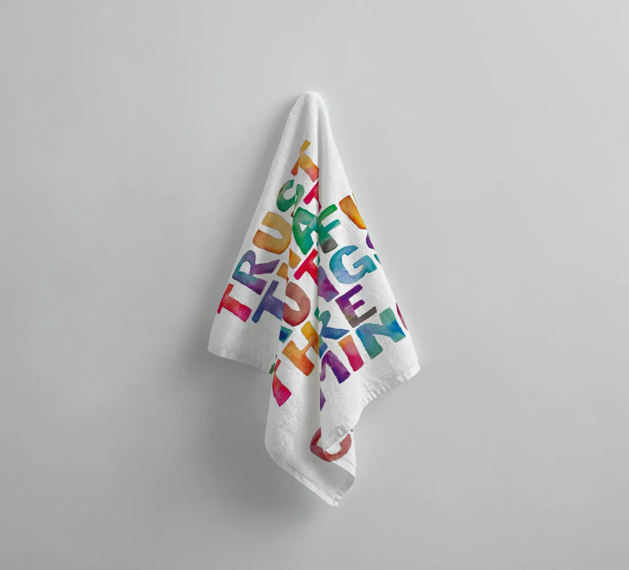 Fiducia che le cose belle stanno arrivando Tipografia arcobaleno asciugamano da bagno da THE MOTIVATED TYPE