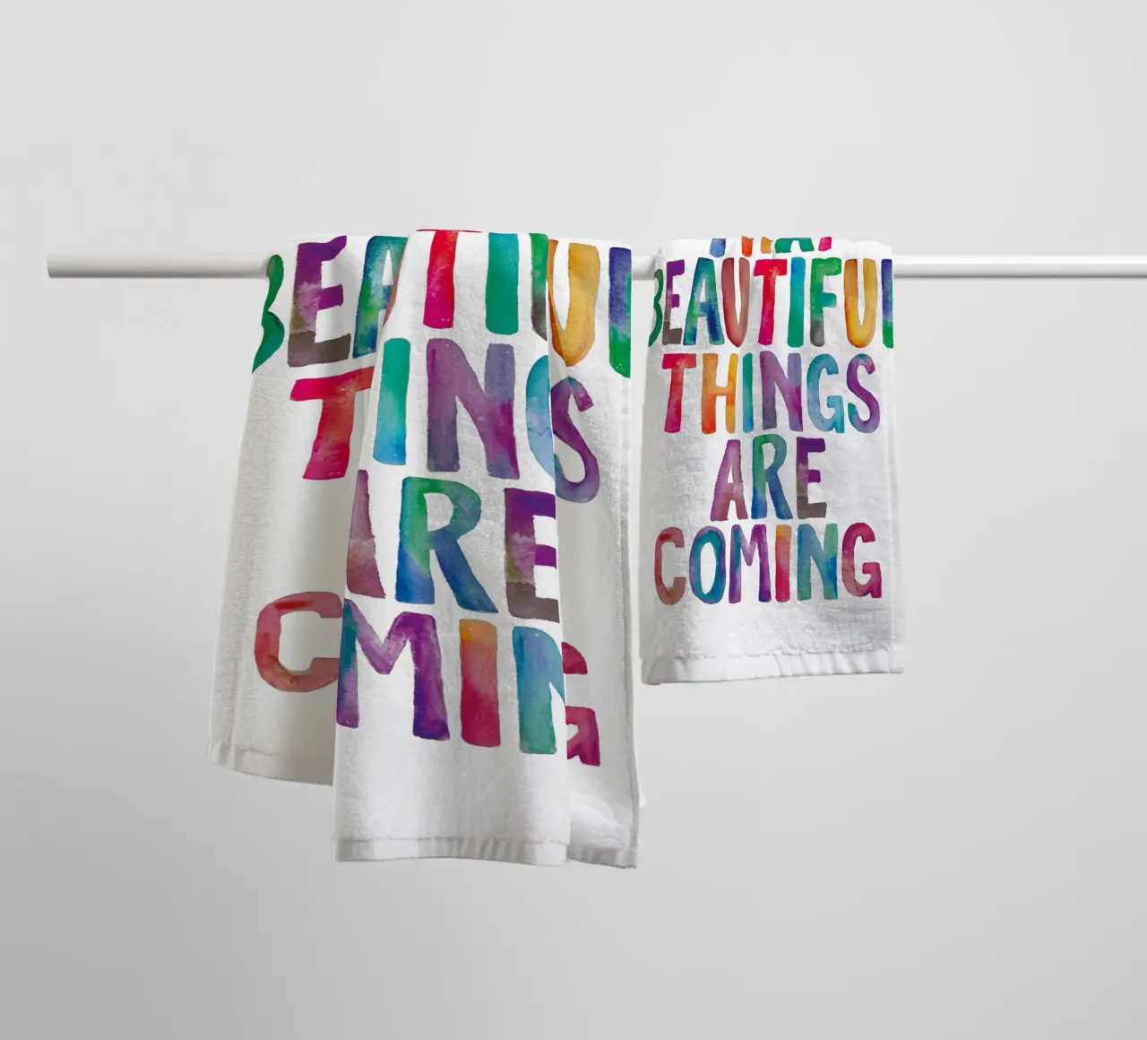 Fiducia che le cose belle stanno arrivando Tipografia arcobaleno asciugamano da bagno da THE MOTIVATED TYPE