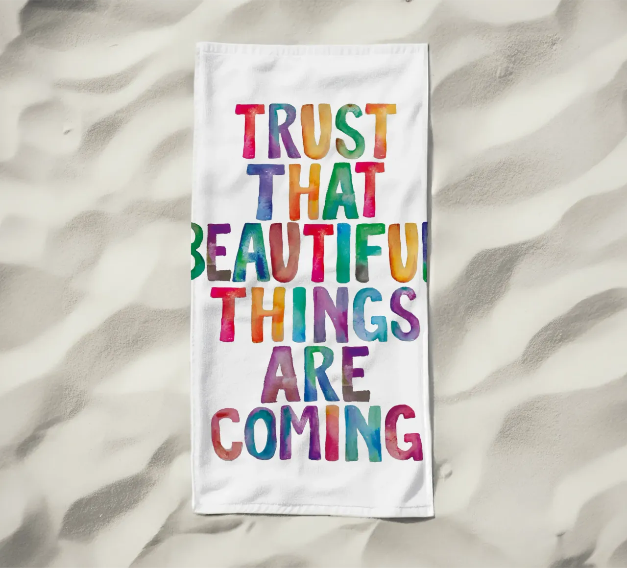 Fiducia che le cose belle stanno arrivando Tipografia arcobaleno telo mare da THE MOTIVATED TYPE