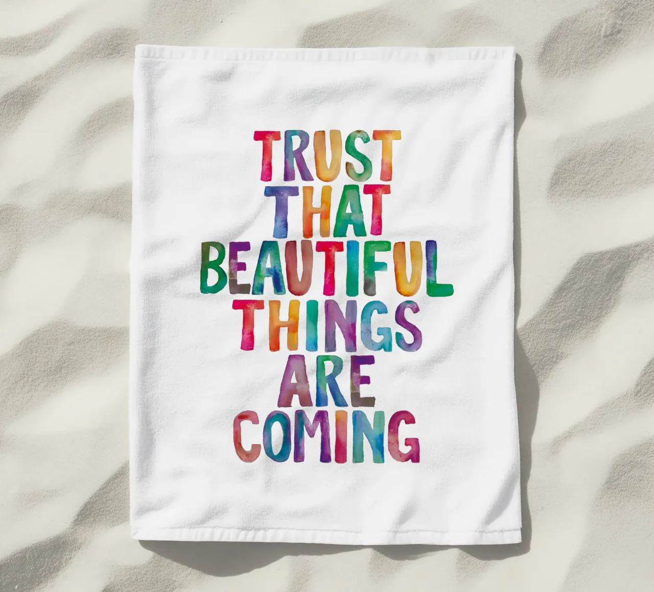 Fiducia che le cose belle stanno arrivando Tipografia arcobaleno telo mare da THE MOTIVATED TYPE