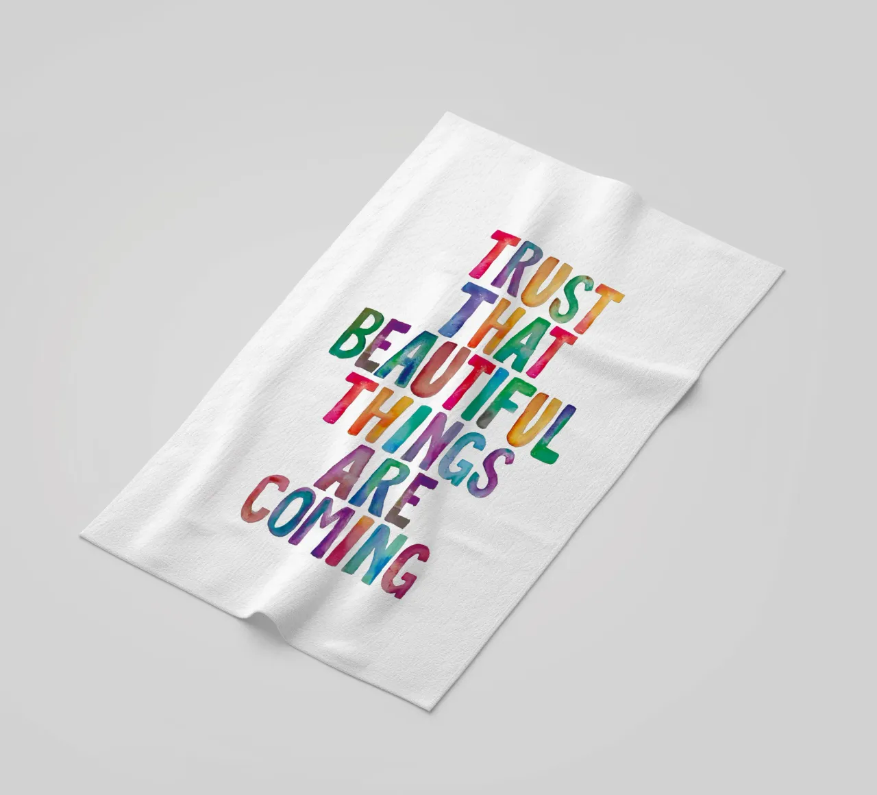 Fiducia che le cose belle stanno arrivando Tipografia arcobaleno telo mare da THE MOTIVATED TYPE