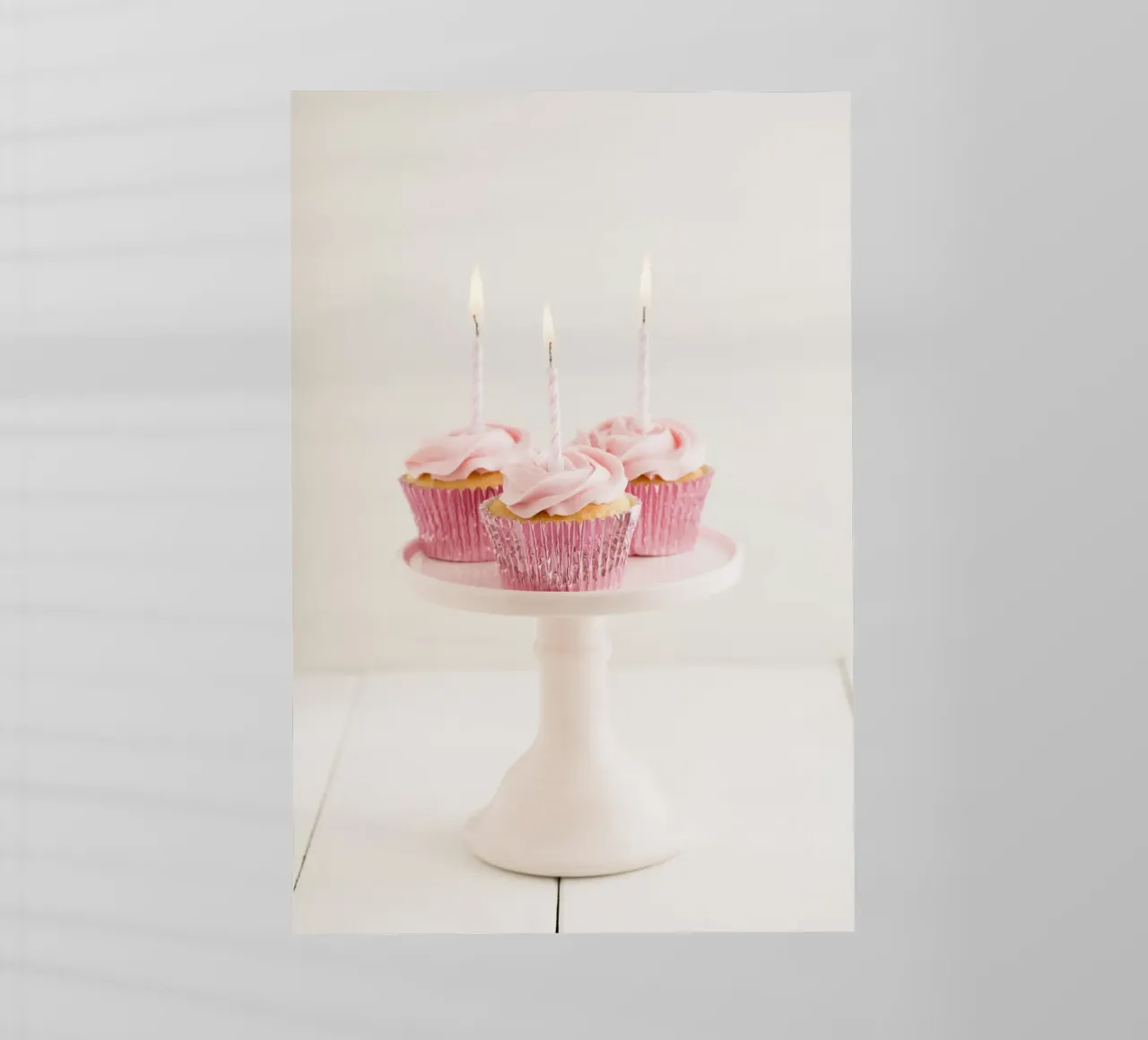 Cupcake rosa con candele pellicola backlit da foodphotolove