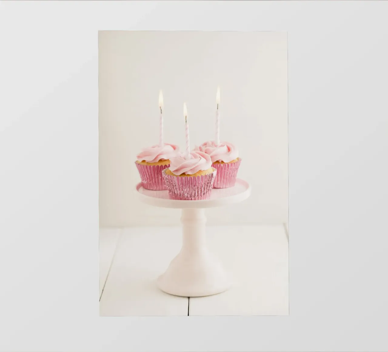 Cupcake rosa con candele pellicola backlit da foodphotolove