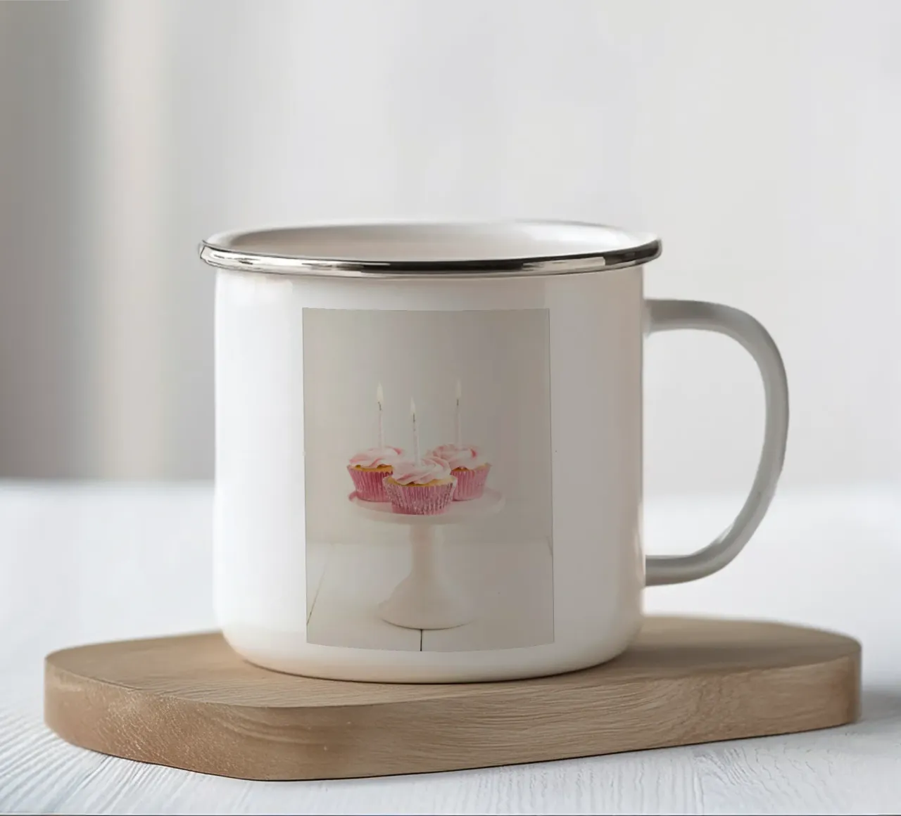 Cupcake rosa con candele tazza in smalto da foodphotolove
