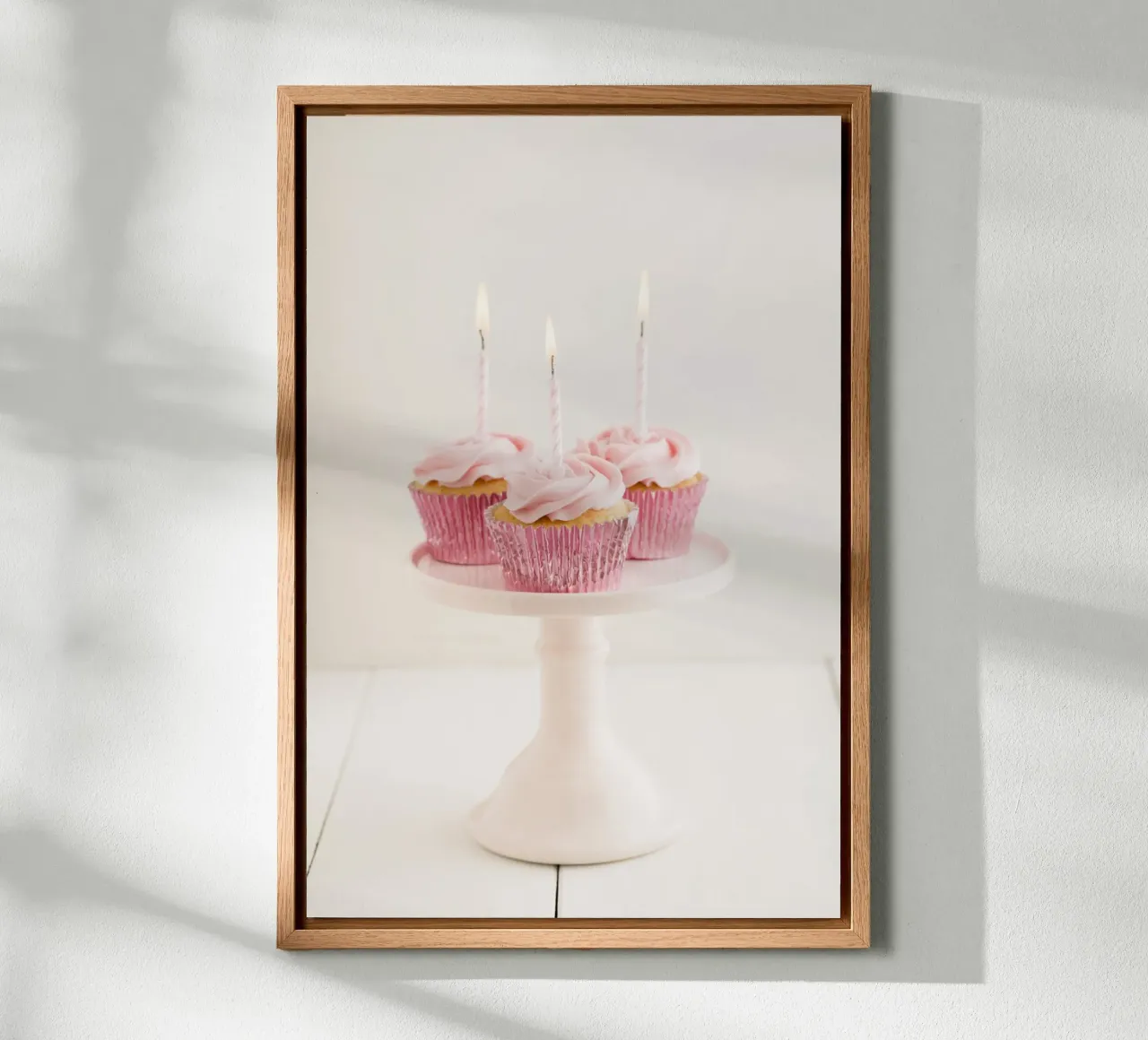 Cupcake rosa con candele tela con Cornice a cassetta da foodphotolove