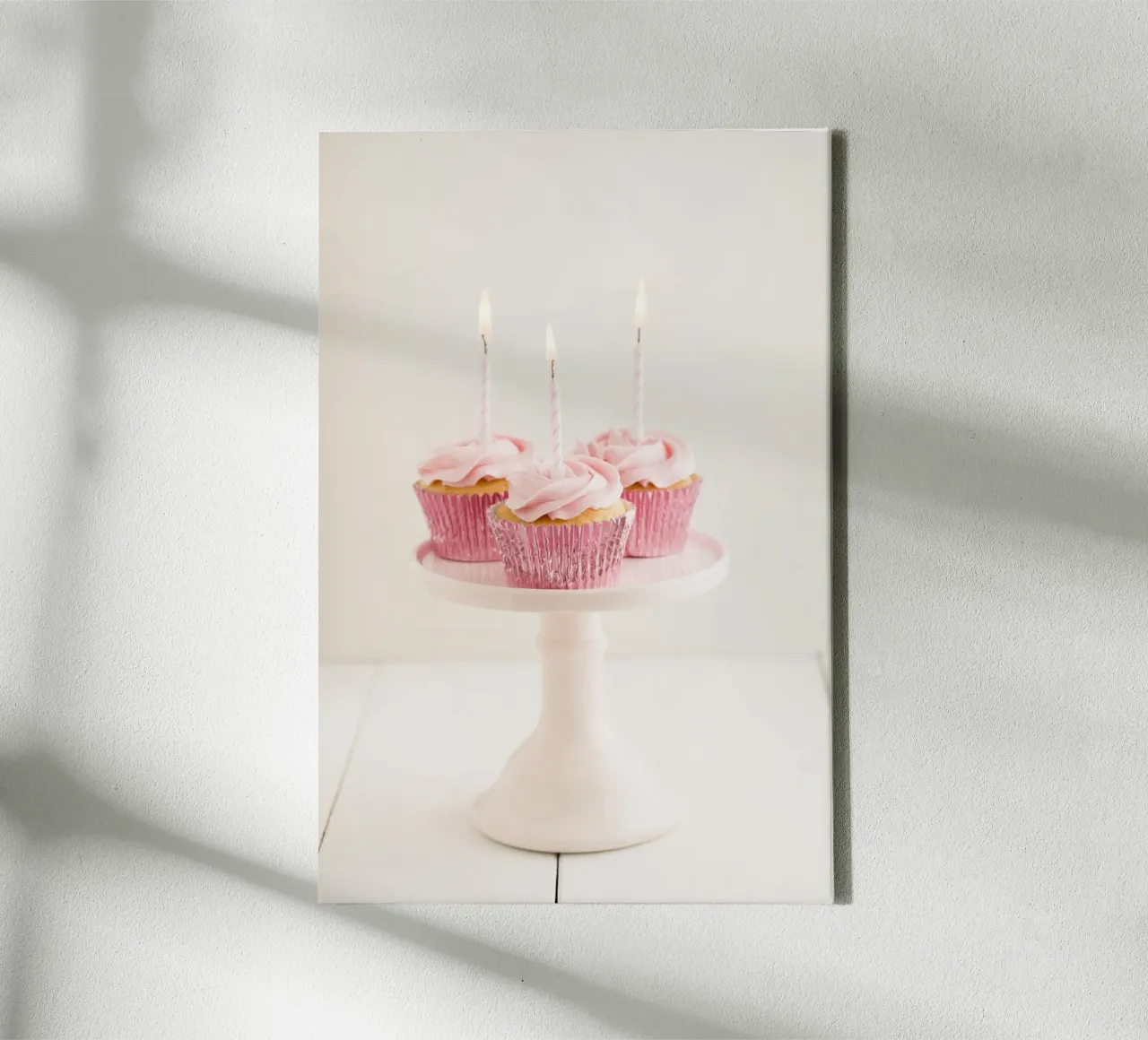 Cupcake rosa con candele tela con Cornice a cassetta da foodphotolove