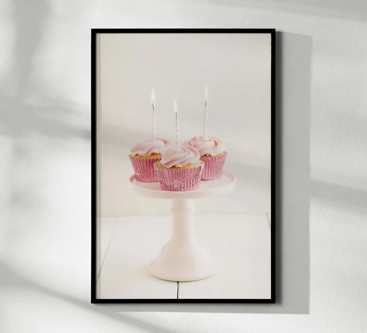 Cupcake rosa con candele poster con telaio in legno da foodphotolove
