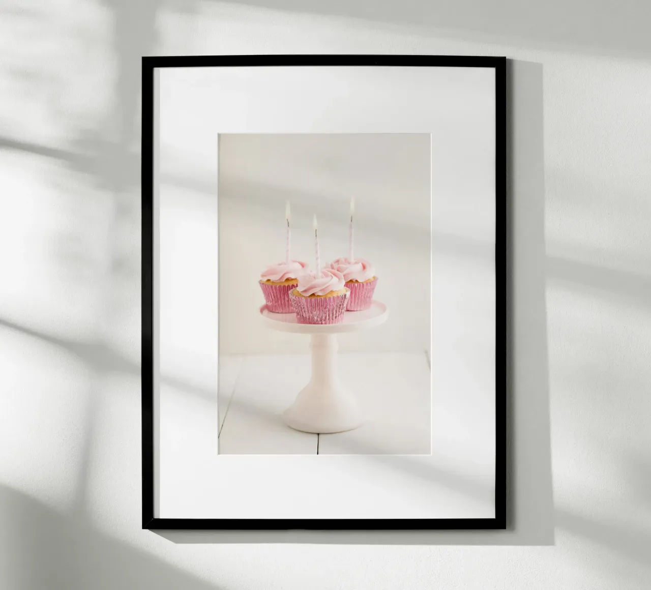 Cupcake rosa con candele poster con telaio in legno da foodphotolove