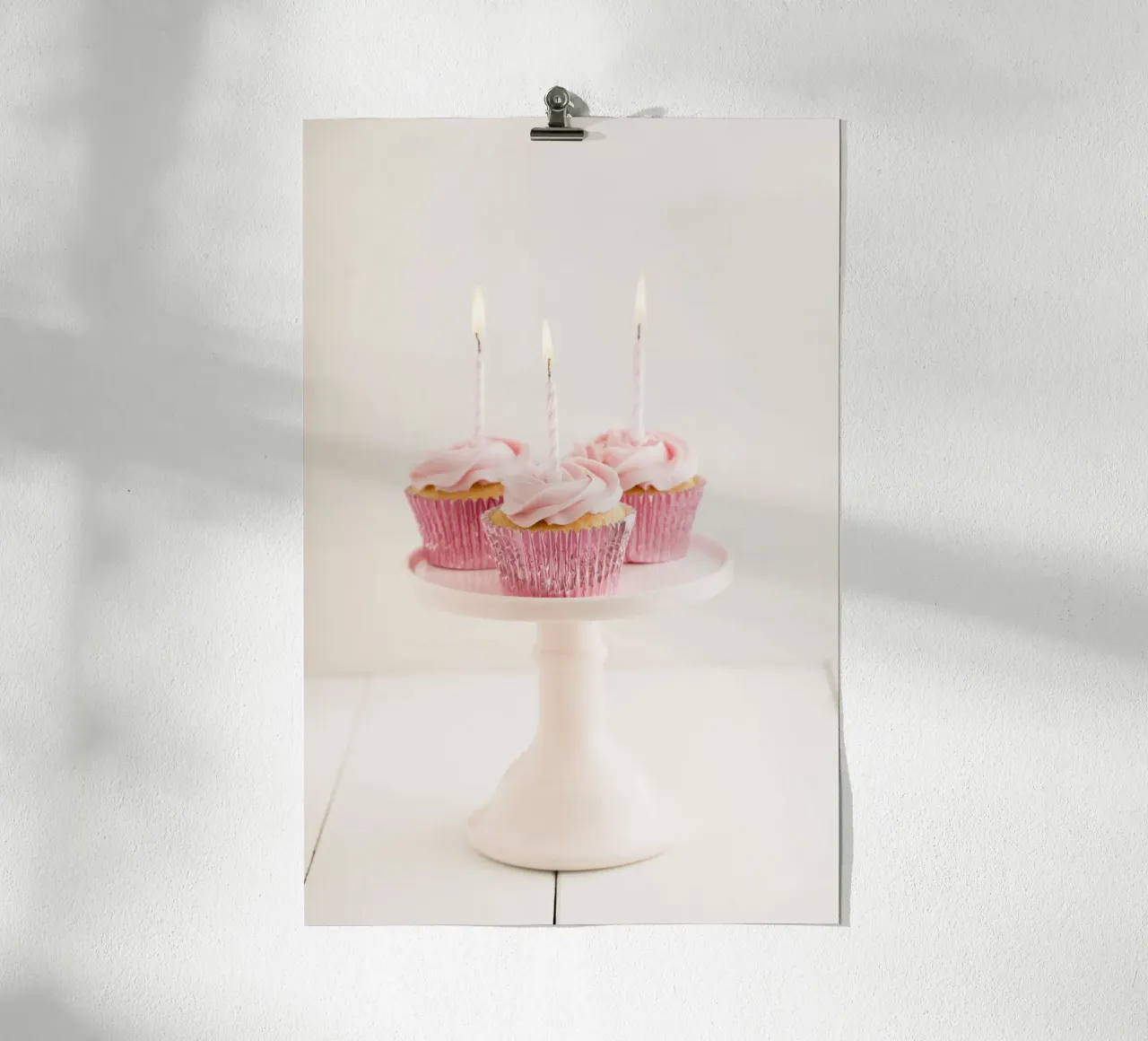 Cupcake rosa con candele poster con telaio in legno da foodphotolove