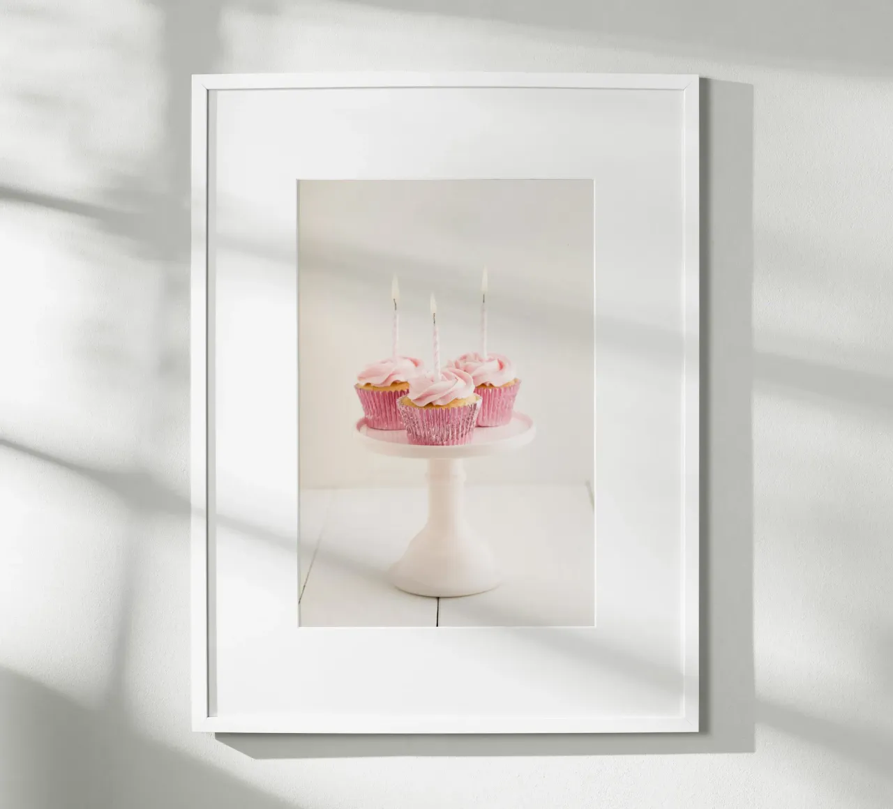 Cupcake rosa con candele poster con telaio in legno da foodphotolove