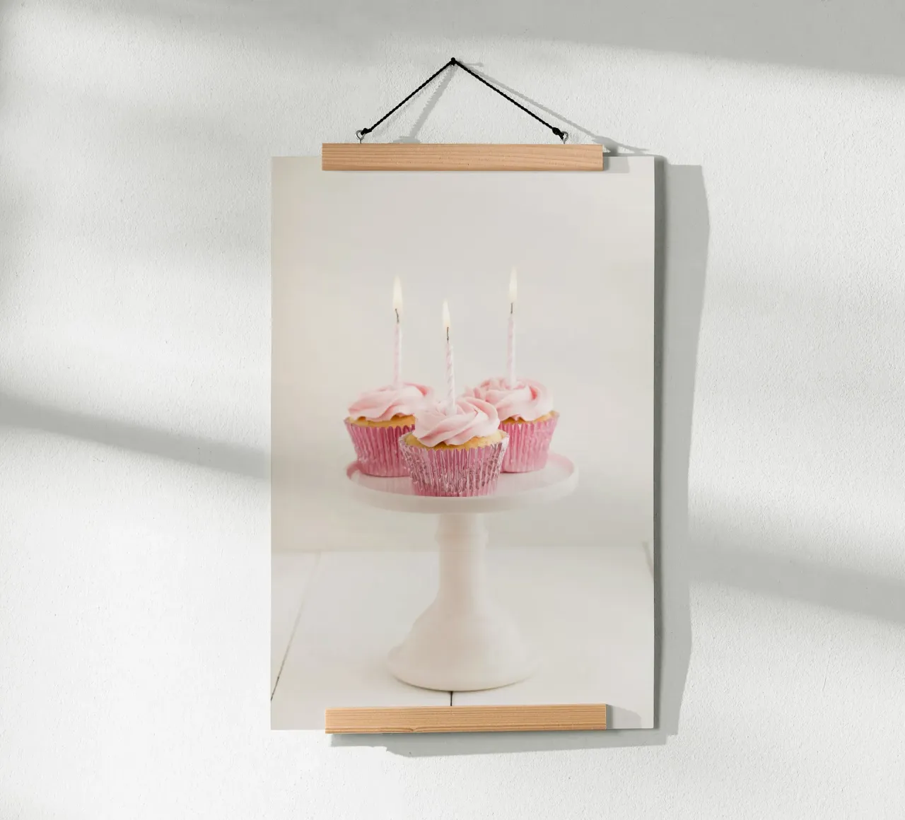 Cupcake rosa con candele poster con telaio in legno da foodphotolove
