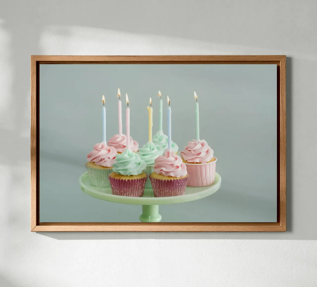 Cupcake pastello con candeline di compleanno tela con Cornice a cassetta da foodphotolove