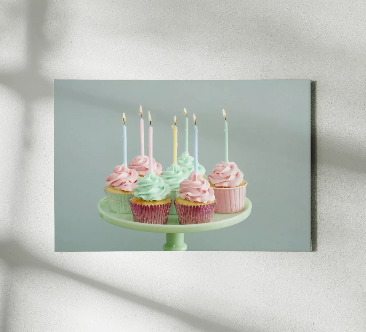 Cupcake pastello con candeline di compleanno tela con Cornice a cassetta da foodphotolove