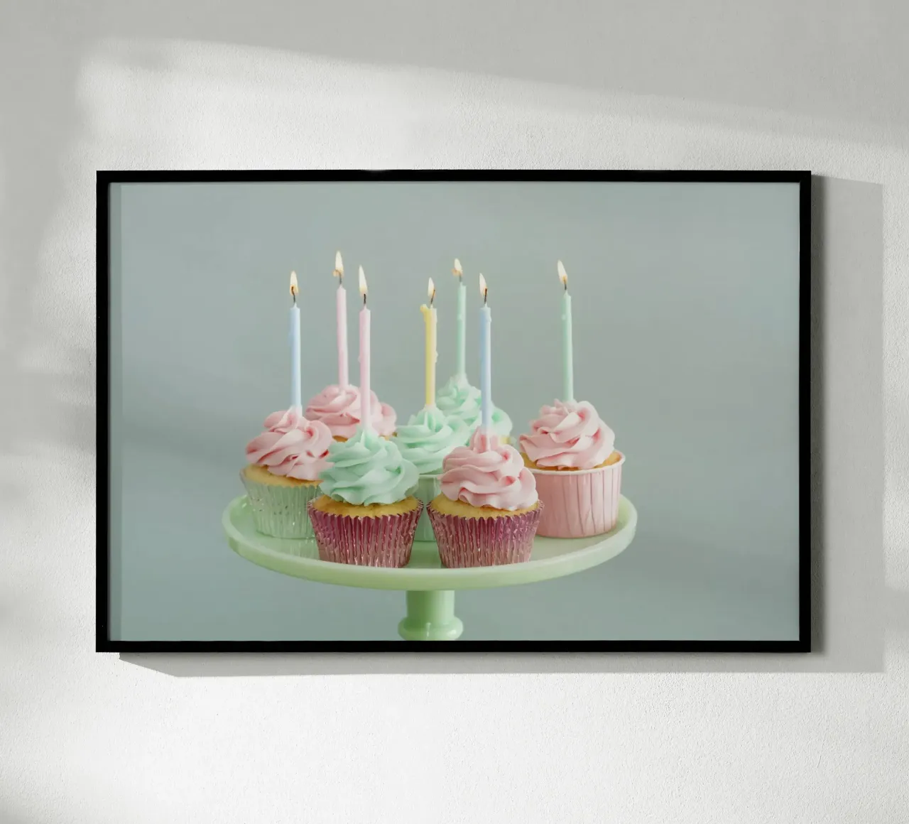 Cupcake pastello con candeline di compleanno poster da foodphotolove