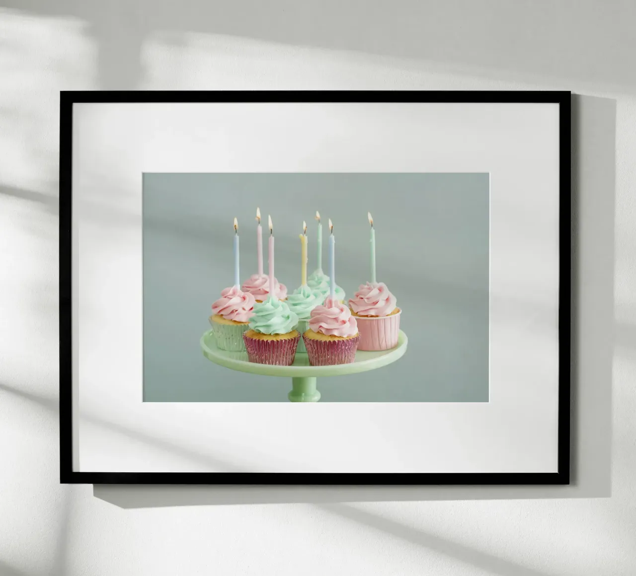 Cupcake pastello con candeline di compleanno poster da foodphotolove