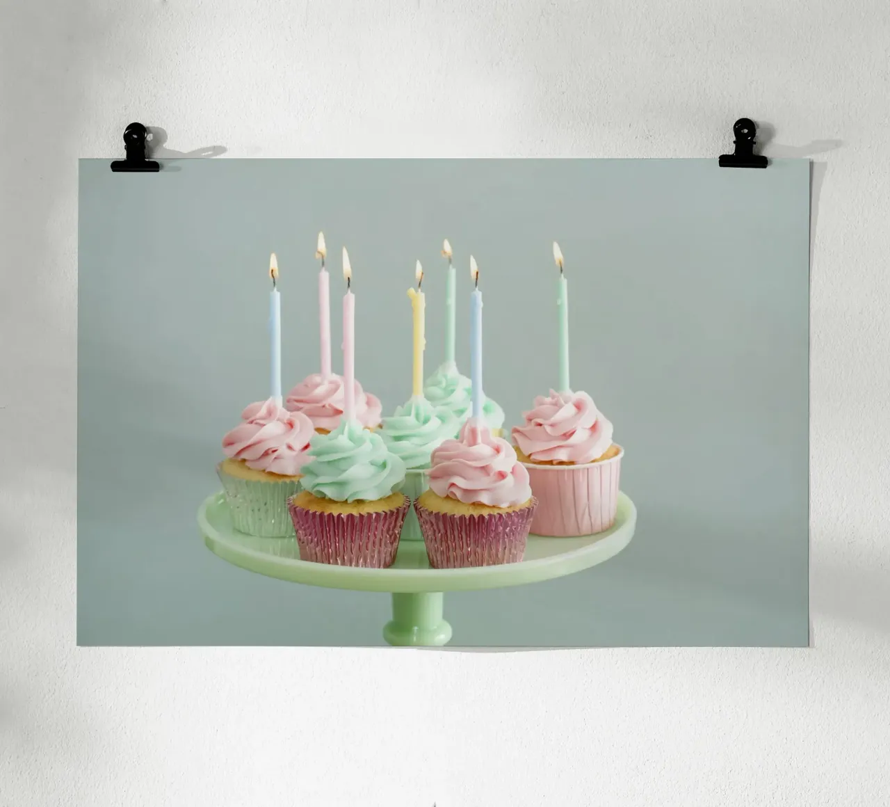 Cupcake pastello con candeline di compleanno poster da foodphotolove