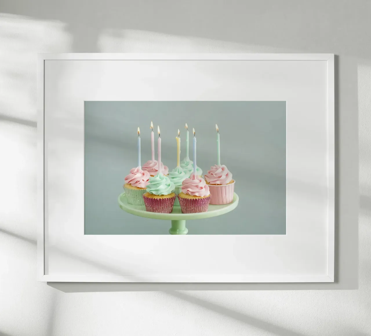 Cupcake pastello con candeline di compleanno poster da foodphotolove