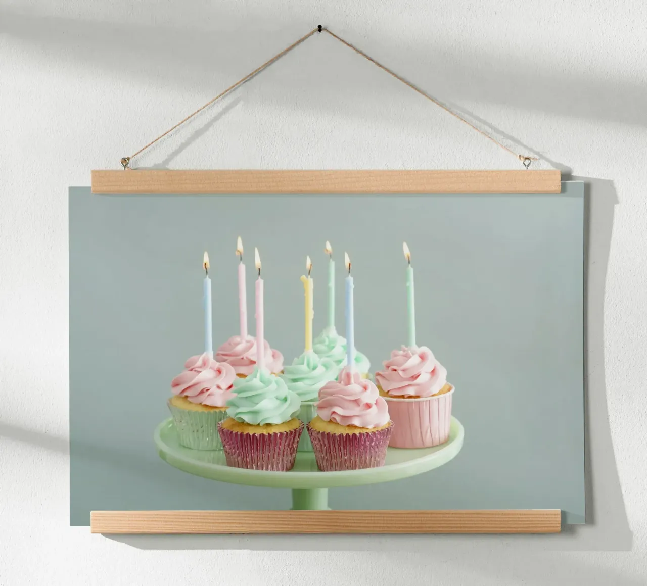 Cupcake pastello con candeline di compleanno poster da foodphotolove
