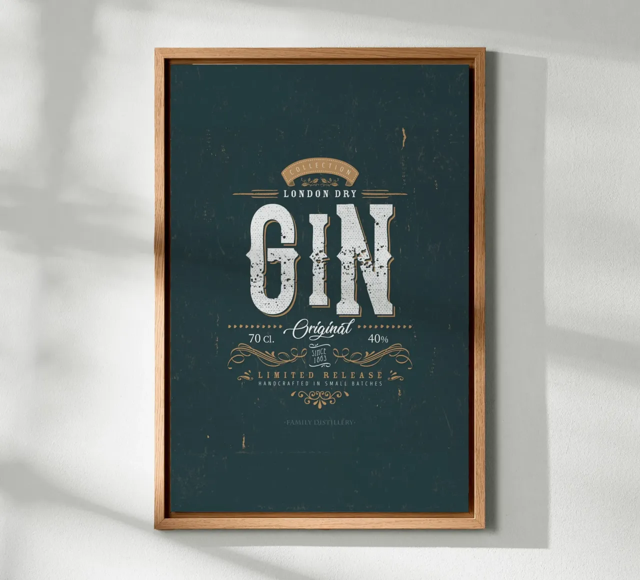 Weinetikett Gin Leinwand mit Schattenfugenrahmen von studiopicaprints