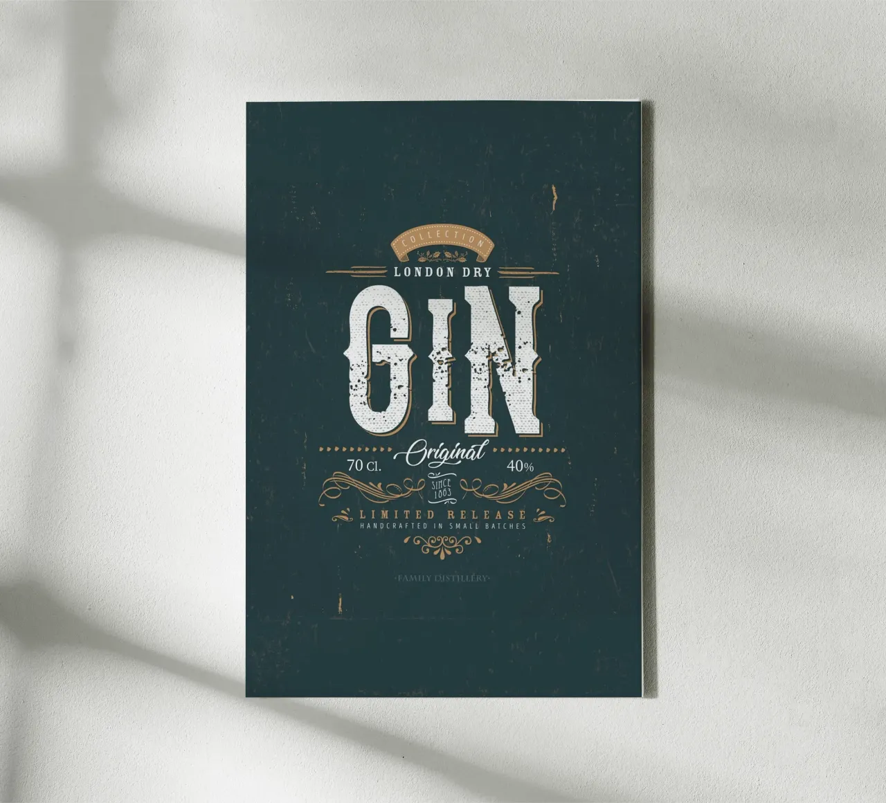 Weinetikett Gin Leinwand mit Schattenfugenrahmen von studiopicaprints