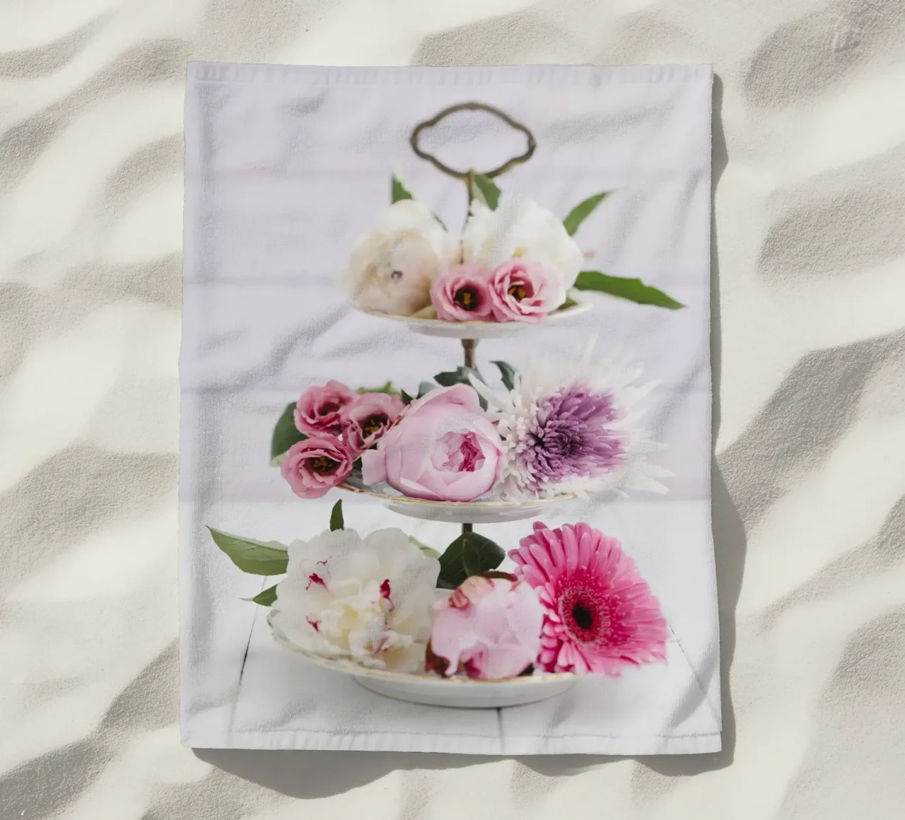 Alzata a gradini con fiori freschi telo mare da foodphotolove