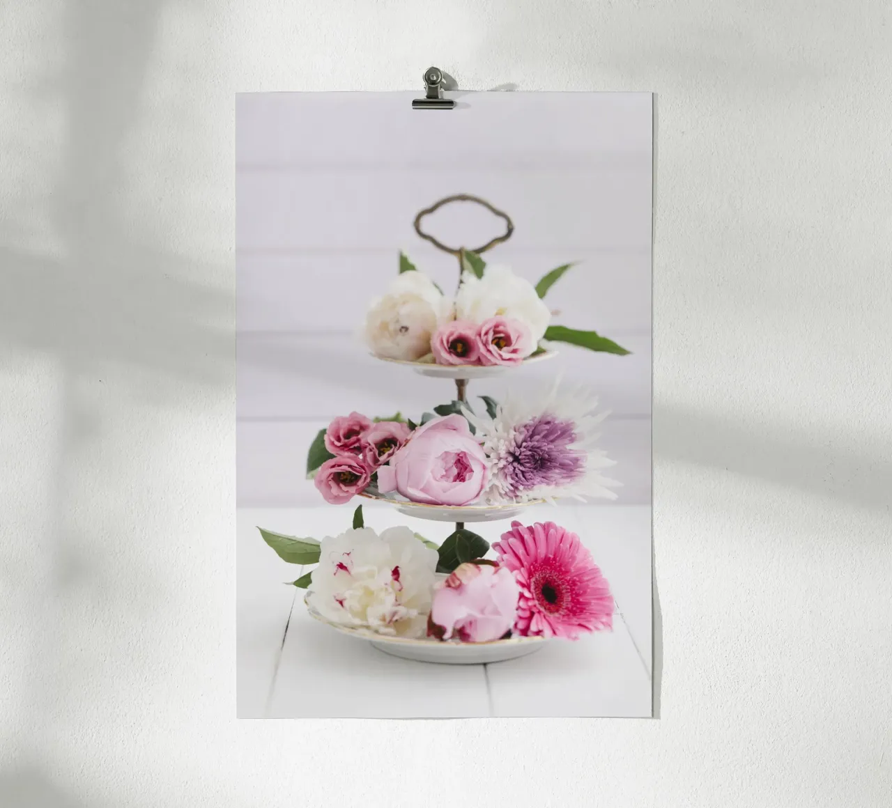 Alzata a gradini con fiori freschi carta hahnemühle da foodphotolove