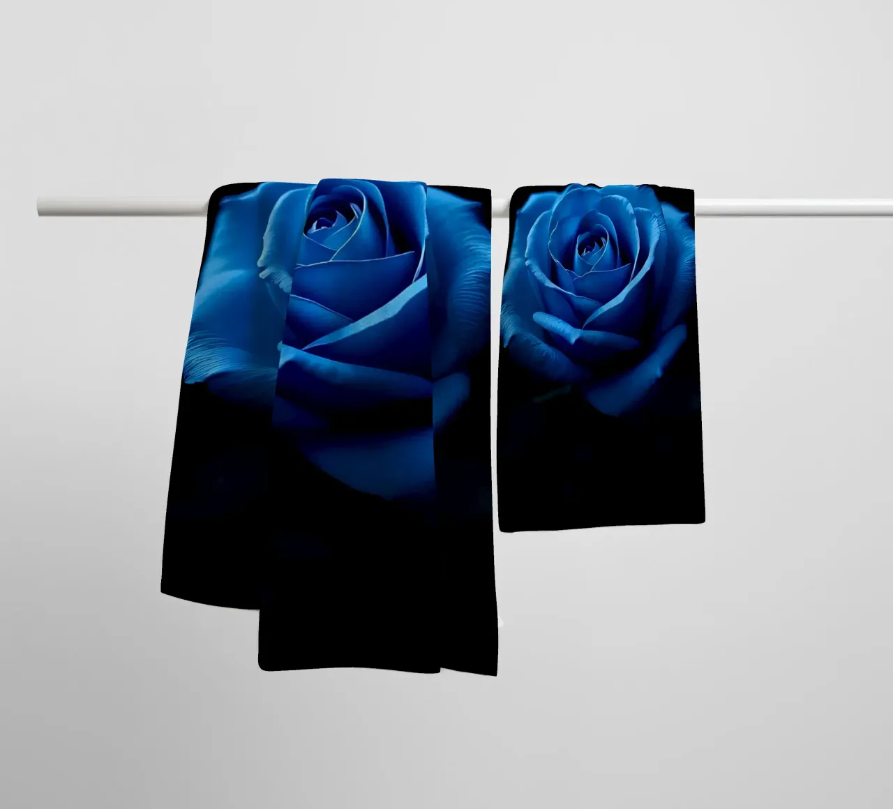 Rosa_blu_01 asciugamano da bagno da Farb- und Blütenzauber by LK