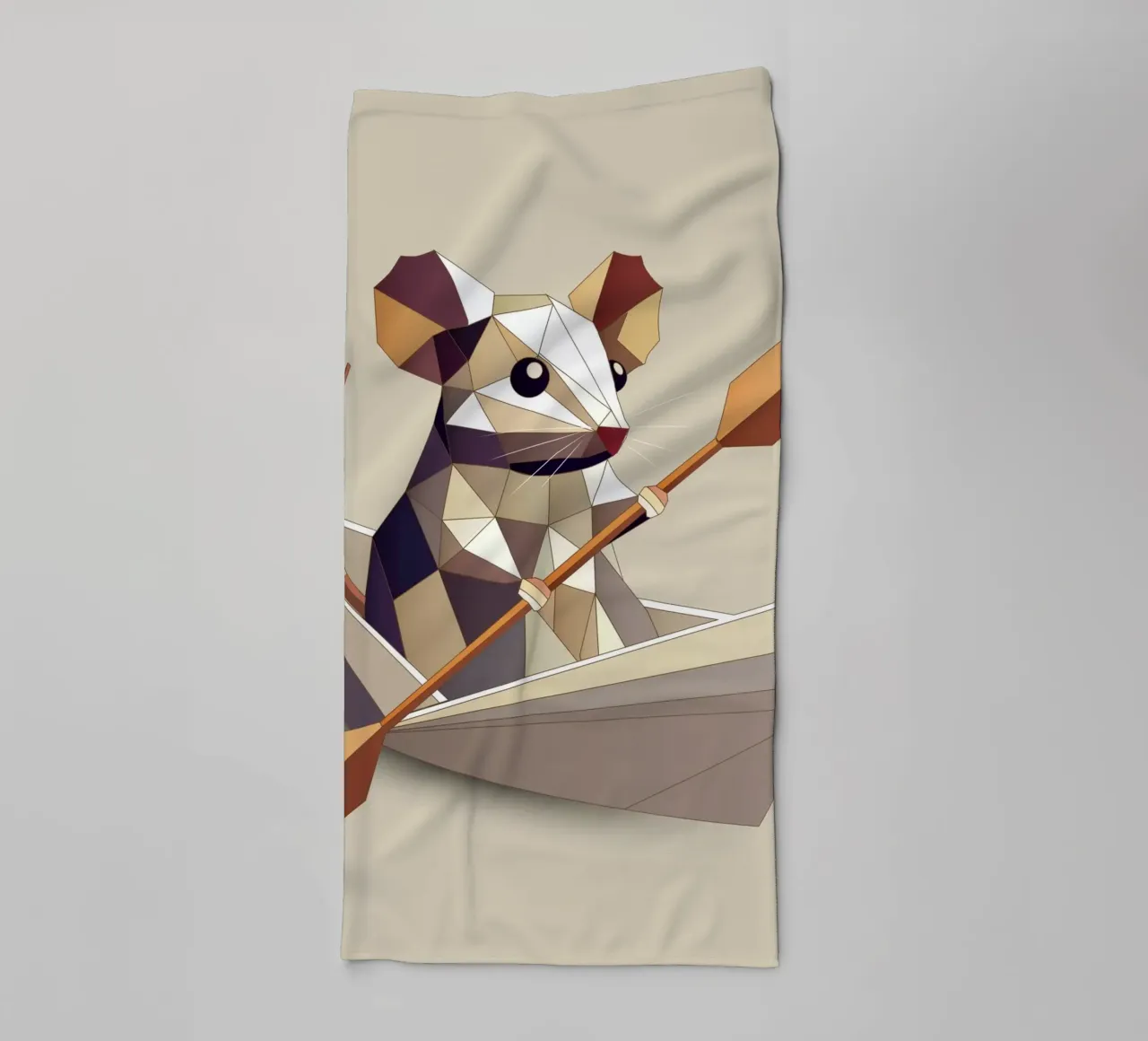 Abenteuerlustige Maus im Papierschiff – Polygon-Stil Handtuch von namosh
