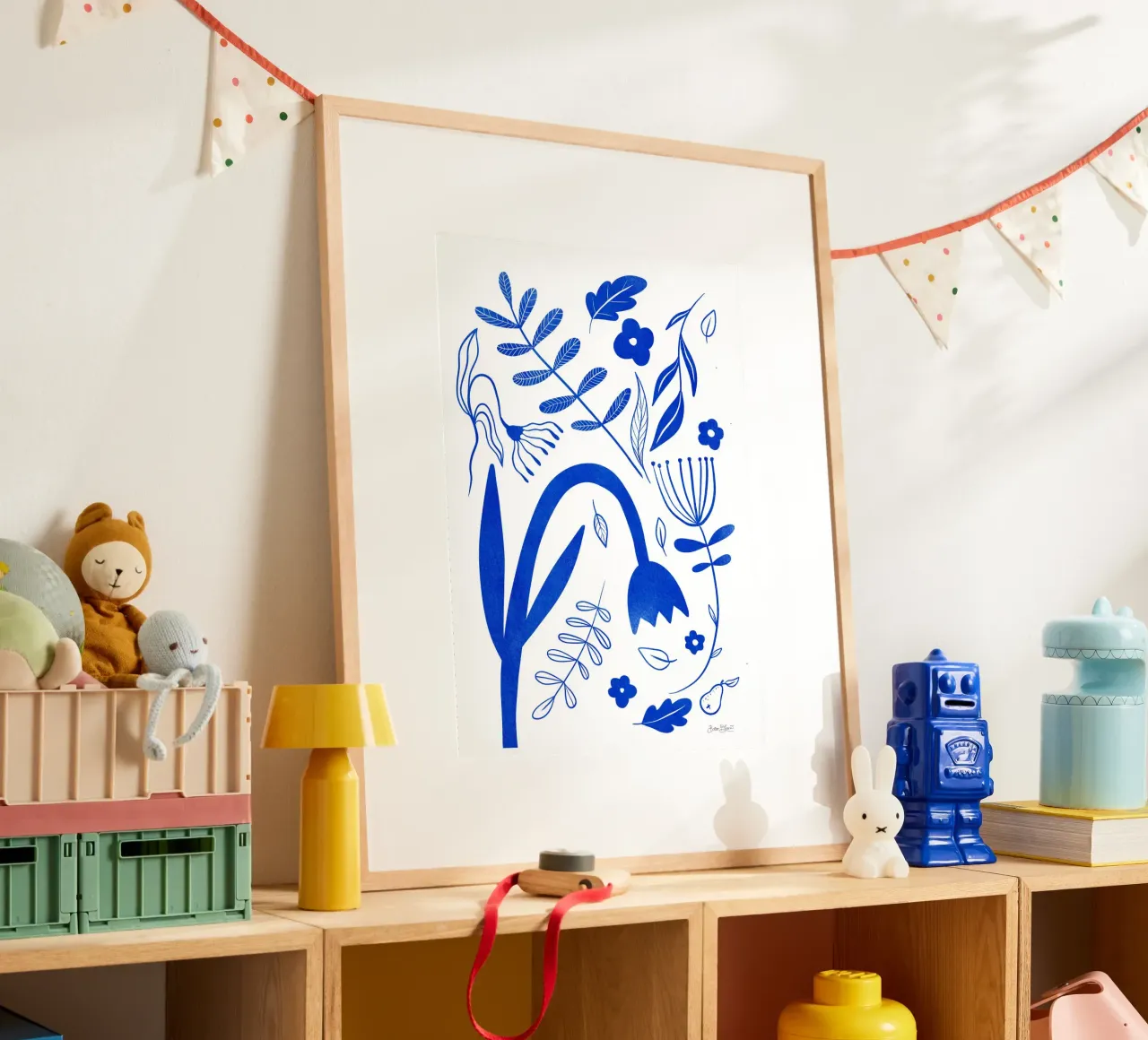 Fiori blu poster con telaio in plastica da Pictufy Sun & Spirit