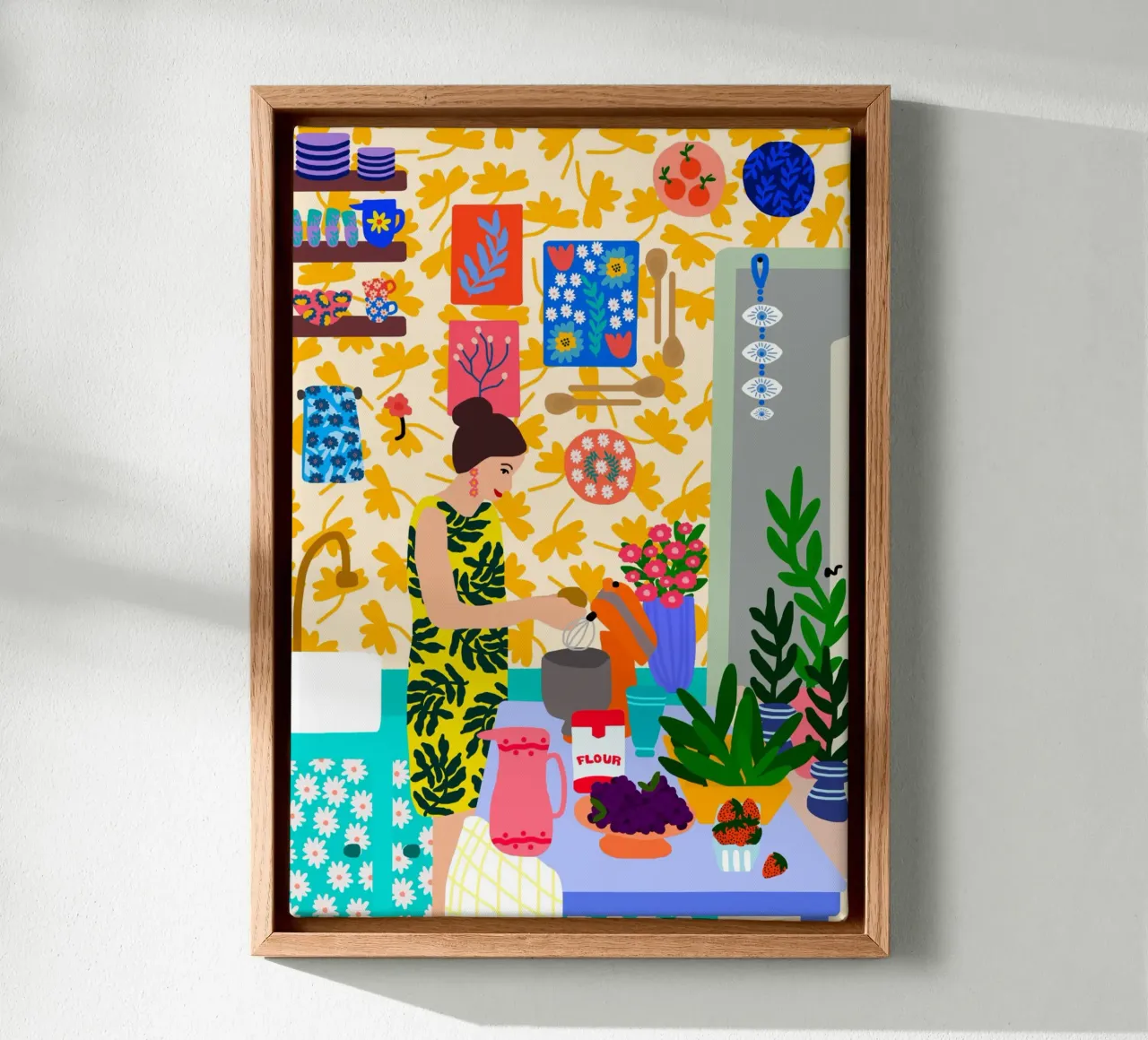 Una mujer en una cocina con flores lienzo con Marco flotante de Pictufy Sun & Spirit