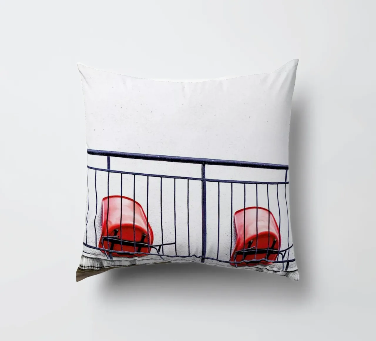 Michael's Empty Chairs cuscino da Babett Schultze