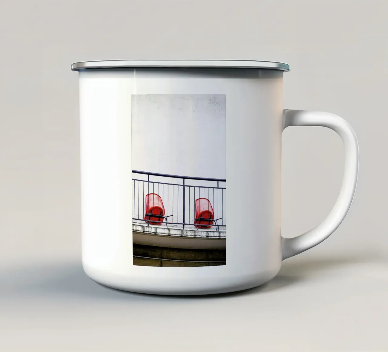 Michael's Empty Chairs tazza in smalto da Babett Schultze