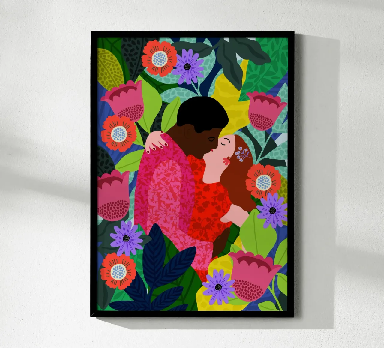 Coppia di baci floreali poster con telaio in legno da Pictufy Sun & Spirit