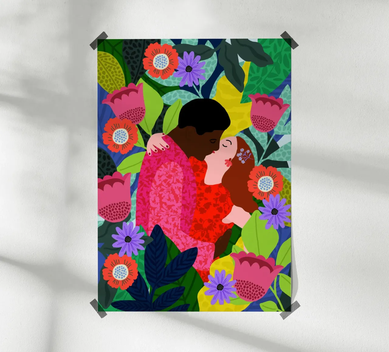Coppia di baci floreali poster con telaio in legno da Pictufy Sun & Spirit