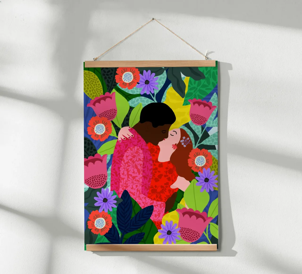 Coppia di baci floreali poster con telaio in legno da Pictufy Sun & Spirit