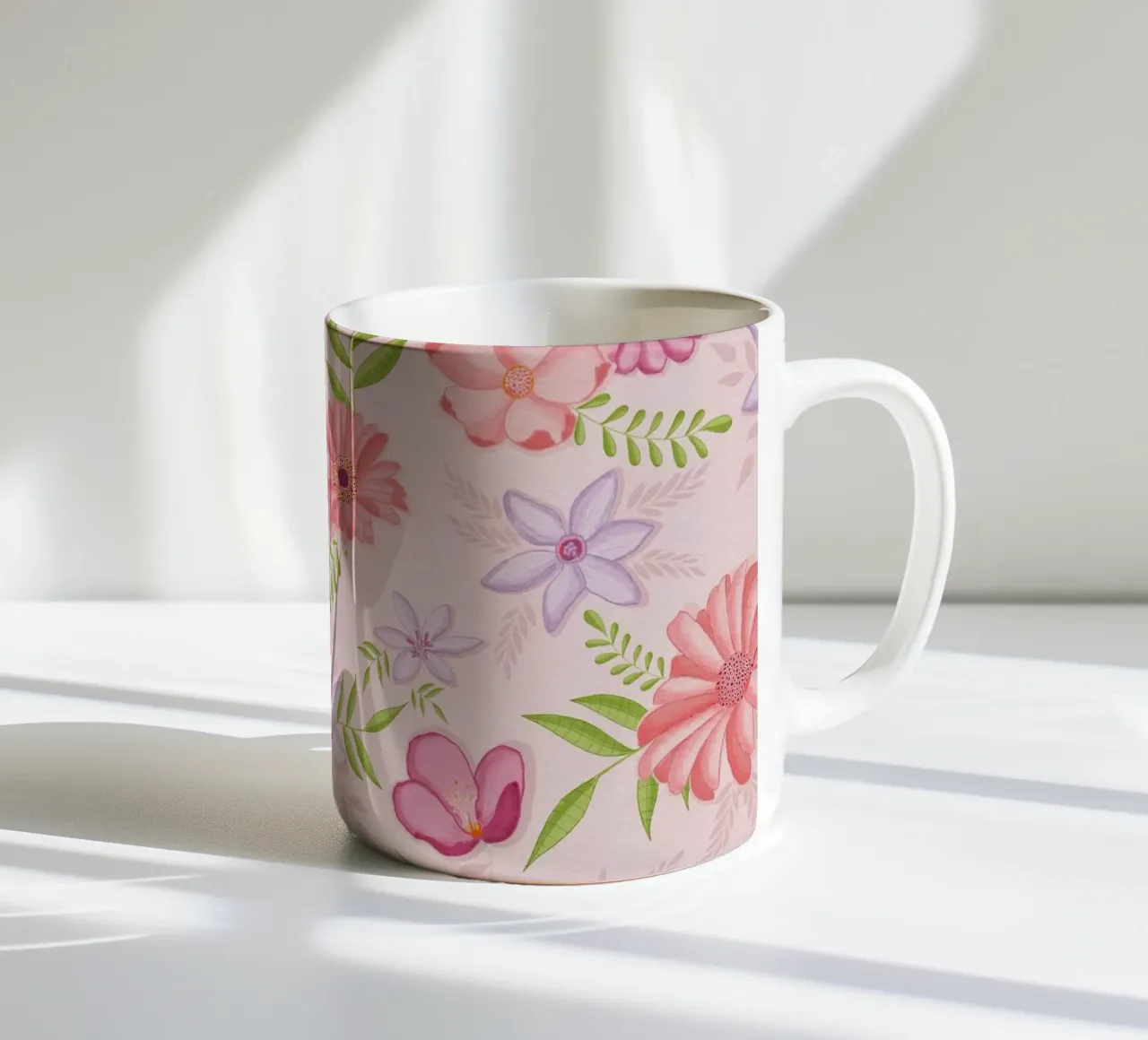Motivo floreale in rosa con fogliame tazza in ceramica da CalliLetters
