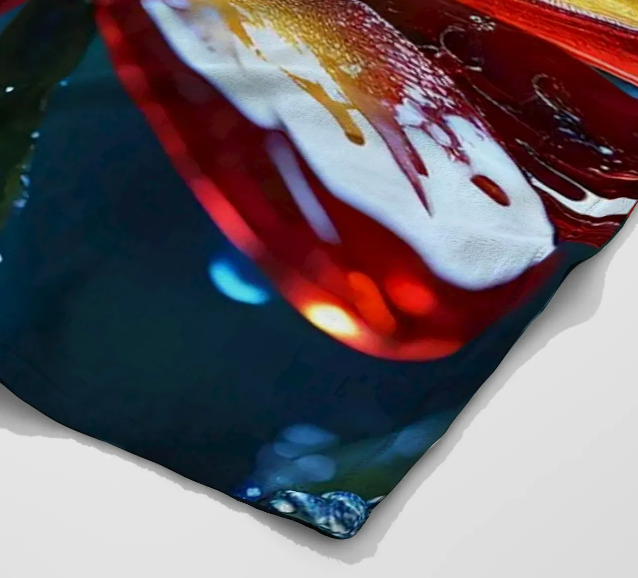 Fiori vivaci che sbocciano tra le gocce di pioggia rinfrescanti in un lussureggiante coperta in pile da DesignDoodle