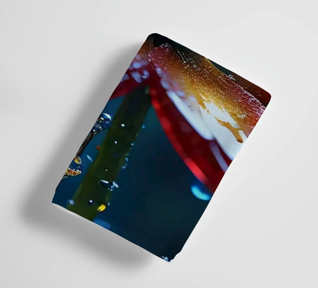 Kräftige Blumenblüten inmitten erfrischender Regentropfen in einem üppigen Handtuch von DesignDoodle