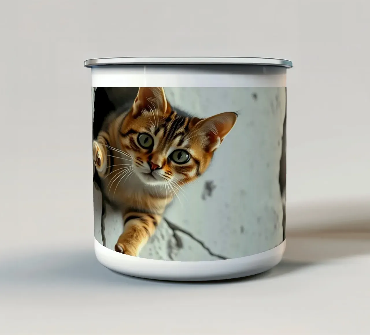 Un gatto curioso fa capolino da una fessura tazza in smalto da DesignDoodle