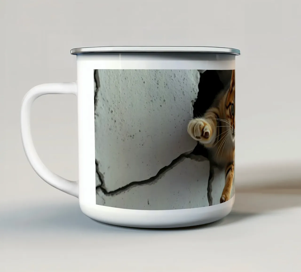 Un gatto curioso fa capolino da una fessura tazza in smalto da DesignDoodle