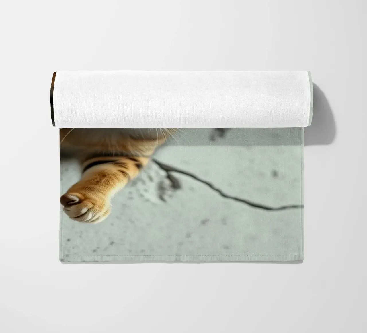 Un chat curieux passe la tête par une fissure serviette de plage de DesignDoodle