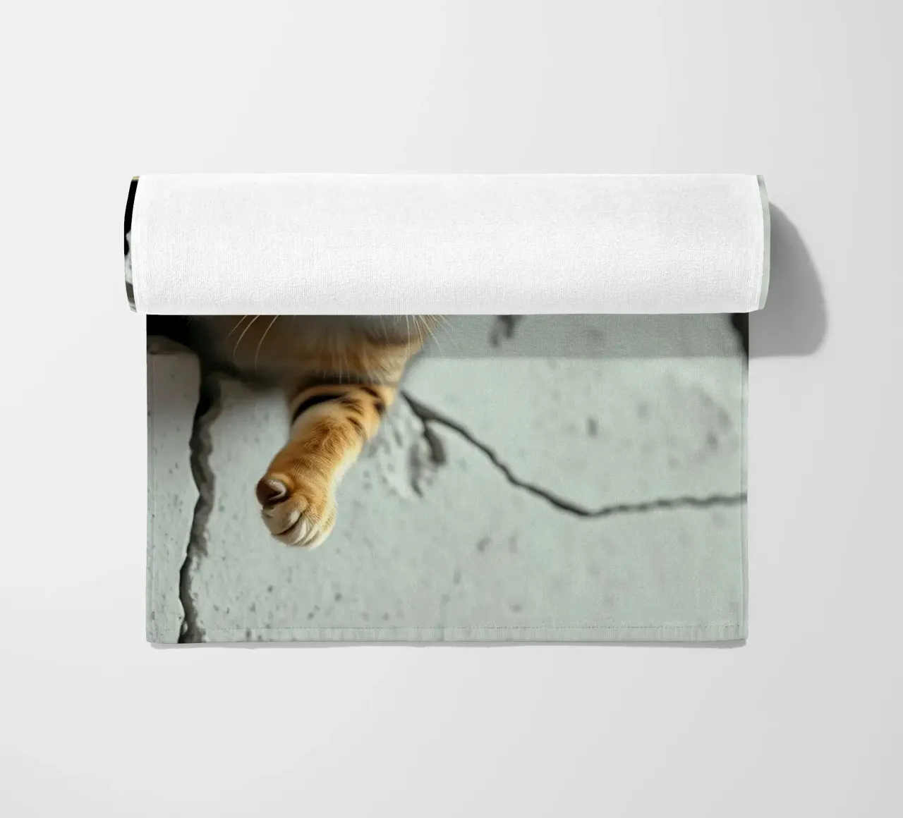 Un chat curieux passe la tête par une fissure serviette de plage de DesignDoodle