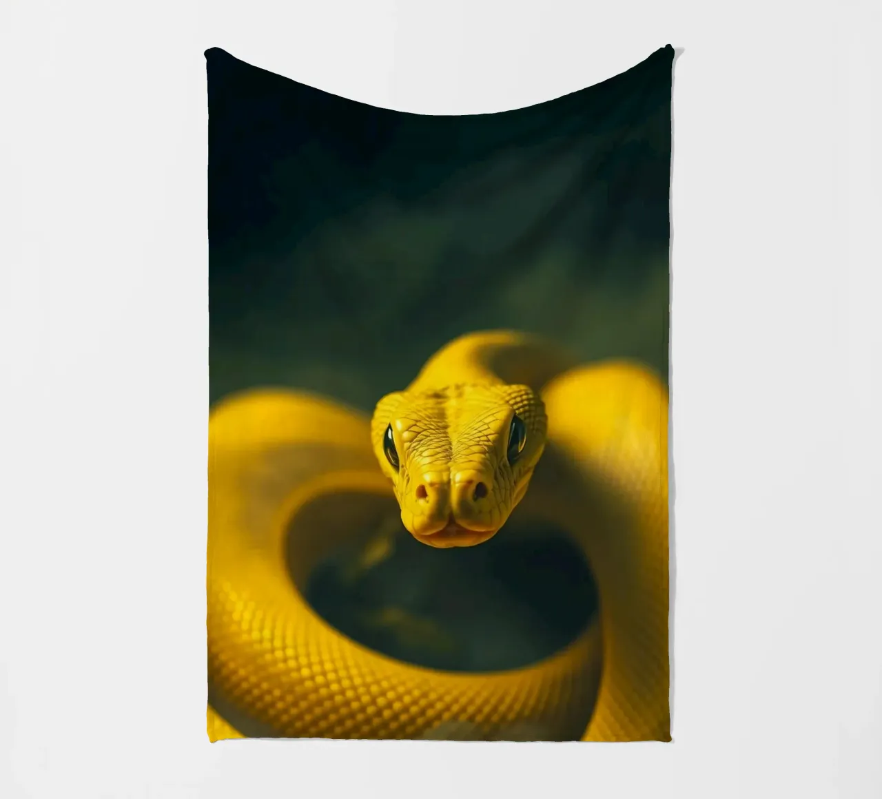 Gros plan sur un serpent d'un jaune éclatant qui s'enroule sur lui-même. plaid polaire de DesignDoodle
