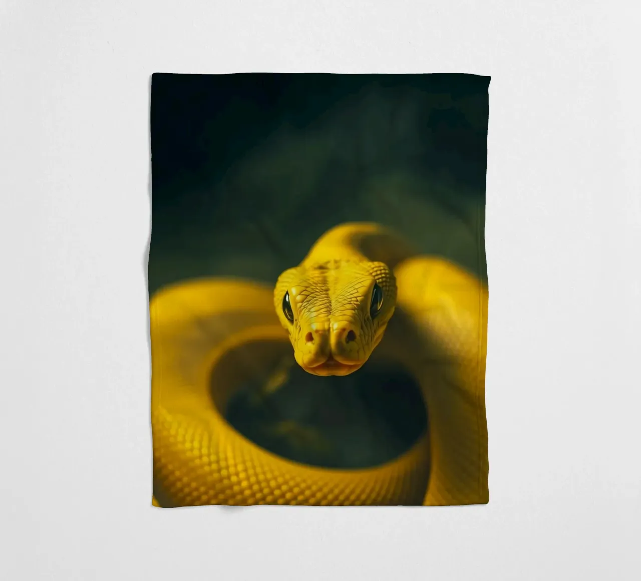 Gros plan sur un serpent d'un jaune éclatant qui s'enroule sur lui-même. plaid polaire de DesignDoodle