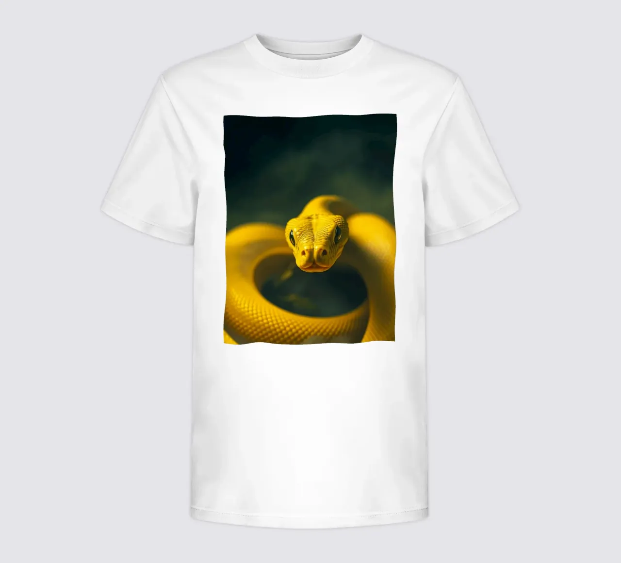 Primer plano de una vibrante serpiente amarilla curvándose camiseta para niños de DesignDoodle